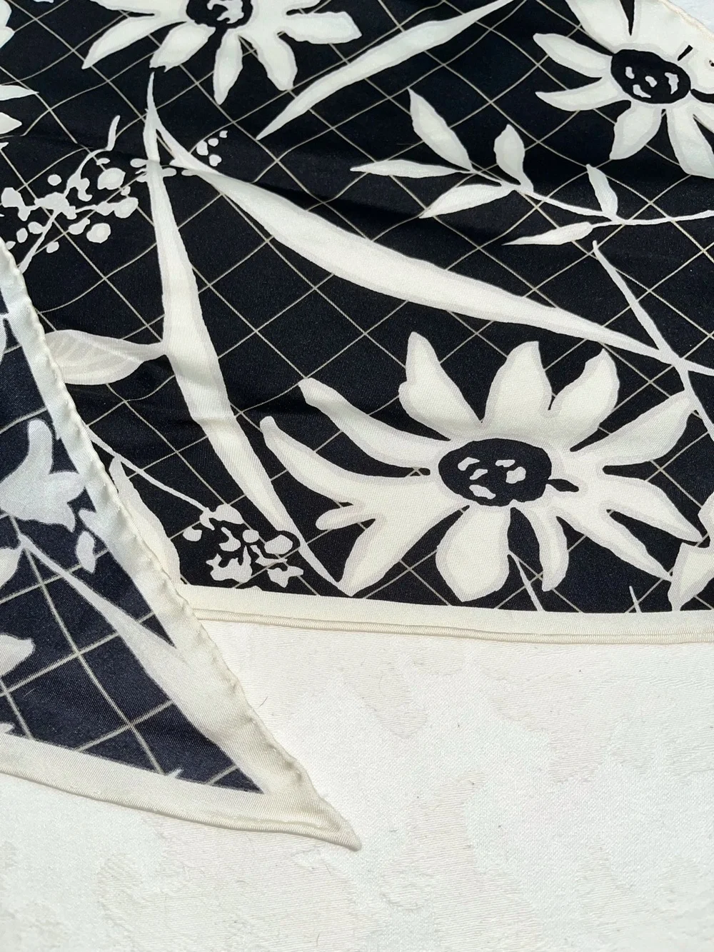 Whimsigoth 1960s triangle head kerchief scarf - black & white daisy rolled hem